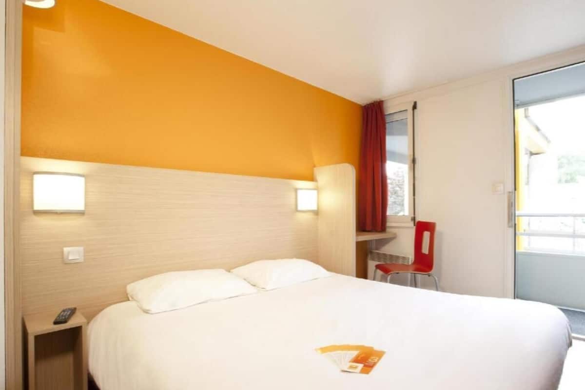 Desk, free cribs/infant beds, free WiFi, bed sheets