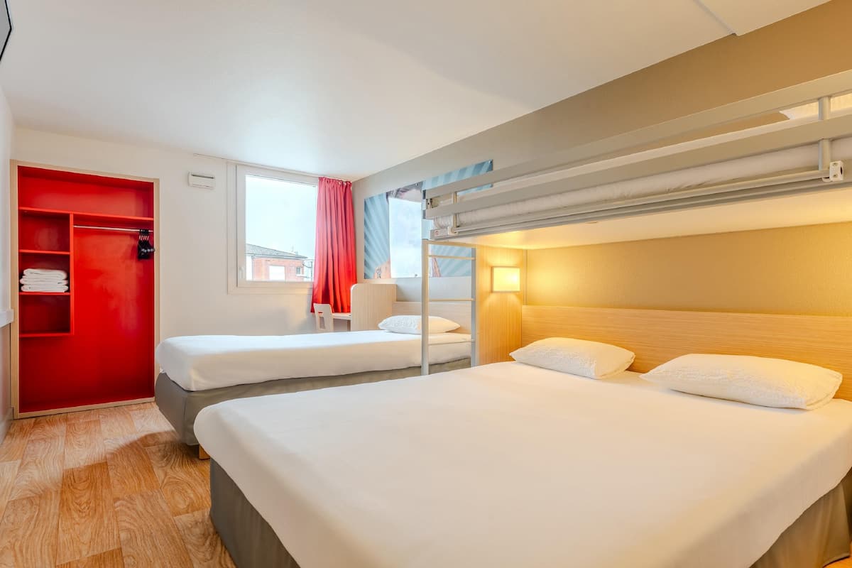 Standaard kamer, meerdere bedden | Luxe beddengoed, een bureau, een laptopwerkplek