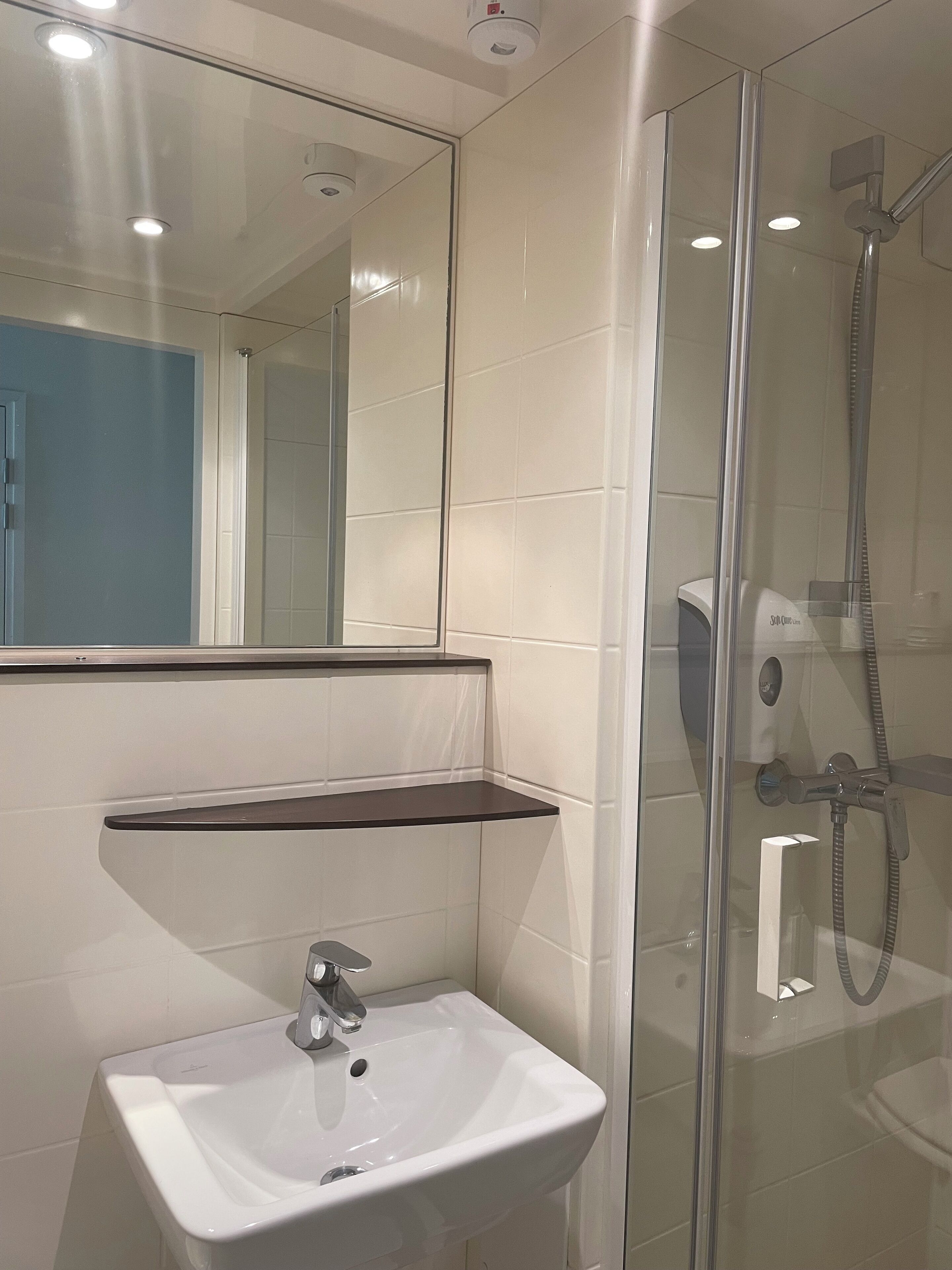 Douche, articles de toilette écologiques, serviettes fournies, savon
