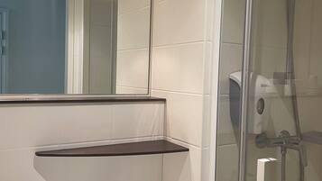 Douche, articles de toilette écologiques, serviettes fournies, savon
