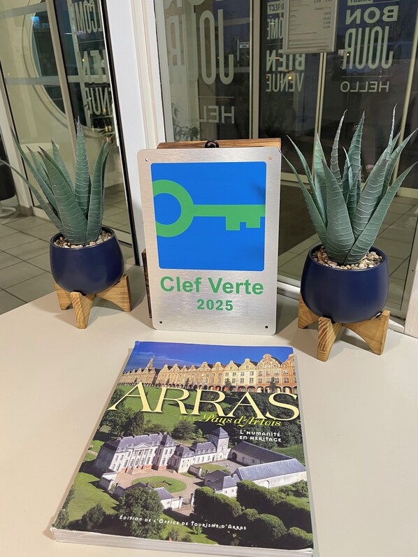 Premium bedding, desk, laptop workspace, blackout curtains - Kyriad ECO - Arras Saint Laurent Blangy Parc Expo (Saint-Laurent-Blangy)