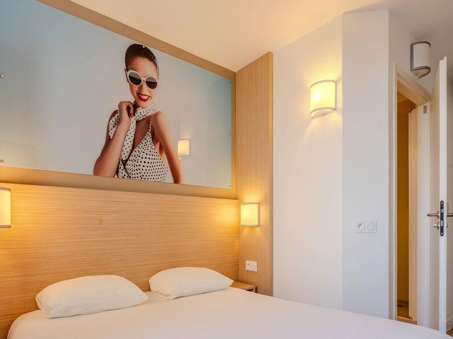 Ylelliset vuodevaatteet, työpöytä