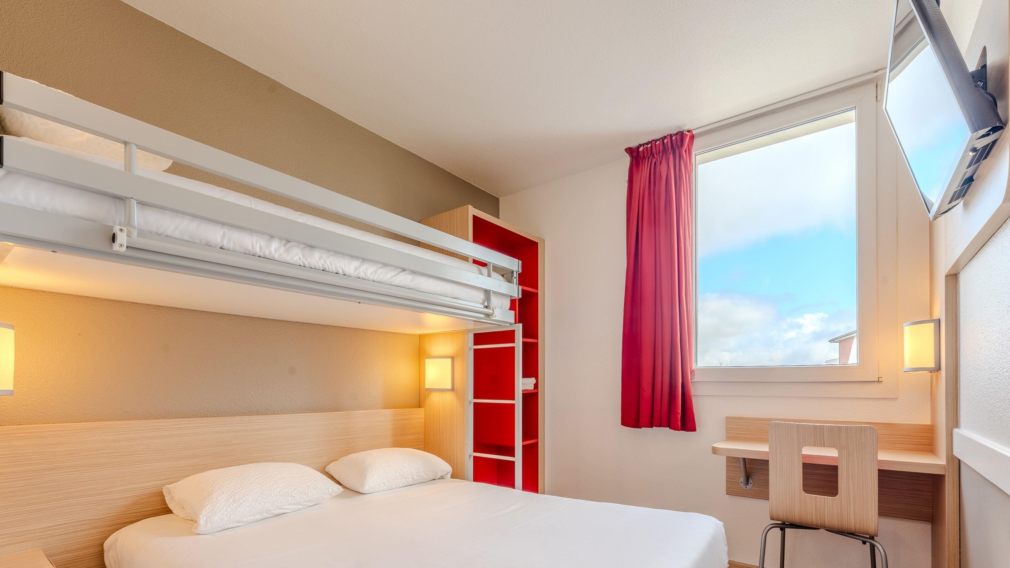 Standardværelse - flere senge (1 Double and 1 Single bed) | Premium-sengetøj, skrivebord, arbejdsområde til bærbare computere