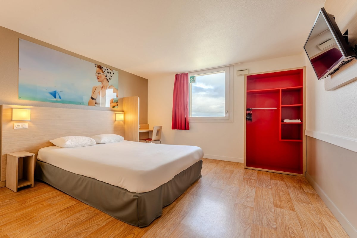 Luxe beddengoed, een bureau, een laptopwerkplek