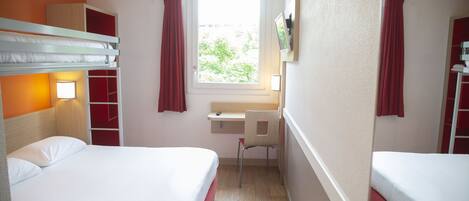 Un dormitorio con literas, un escritorio y una silla.