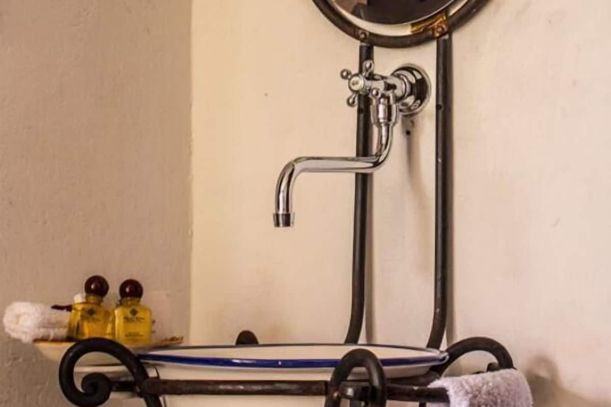 Shower, free toiletries