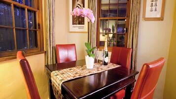 Kamar (Suite 11 - Harvest Moon) | Ruang makan