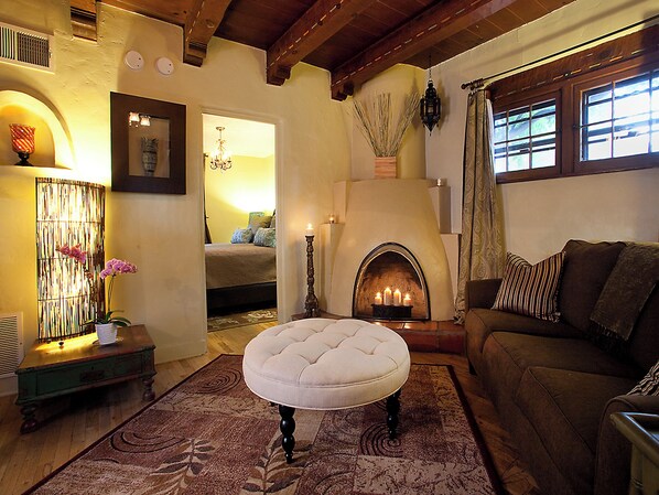 Harvest Moon | Individually decorated, individually furnished, laptop workspace - Casa de Tres Lunas (Santa Fe)