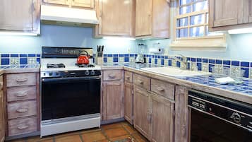 Full Moon | Private kitchen | Microwave, coffee/tea maker, toaster, paper towels