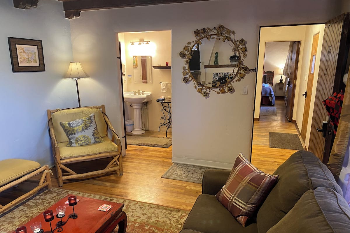 Deluxe Suite | Individually decorated, individually furnished, laptop workspace
