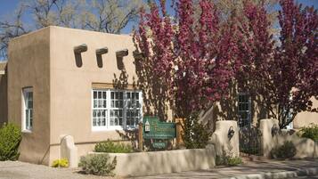 A stucco building with a sign for 'El Farolito Bed & Breakfast Inn' indicating vacancy.