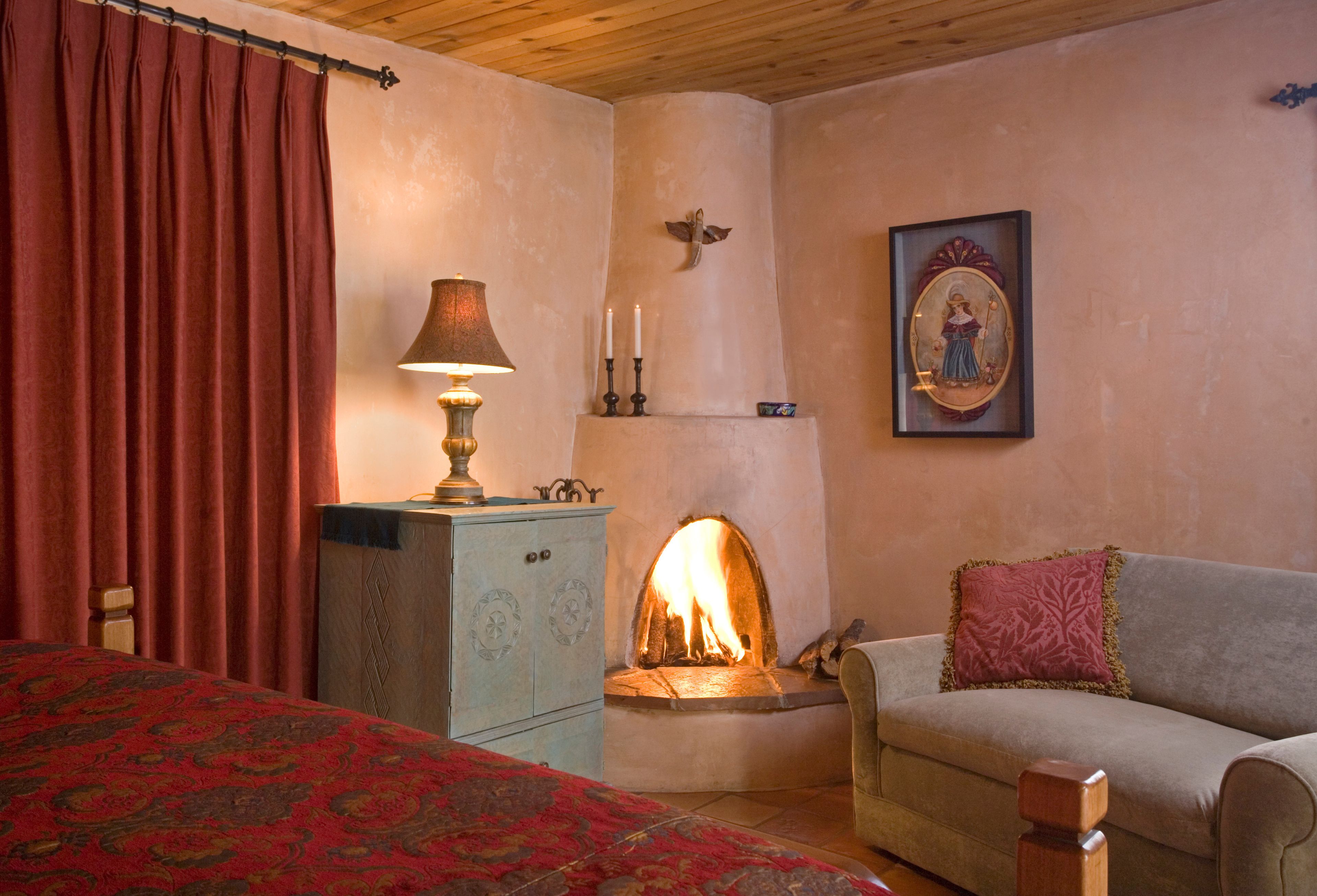 ルーム キングベッド 1 台 | 高級寝具、アイロン / アイロン台、WiFi (無料)、ベッドシーツ