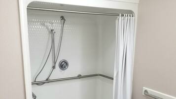 Quarto solteiro standard, 1 cama Queen, acessível | Banheiro | Banheira, produtos de toalete grátis, toalhas de banho, sabonete