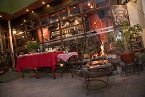 Déjeuner, dîner et souper servis sur place