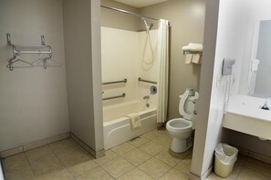 Kombinasi shower/bathtub dan perlengkapan mandi desainer
