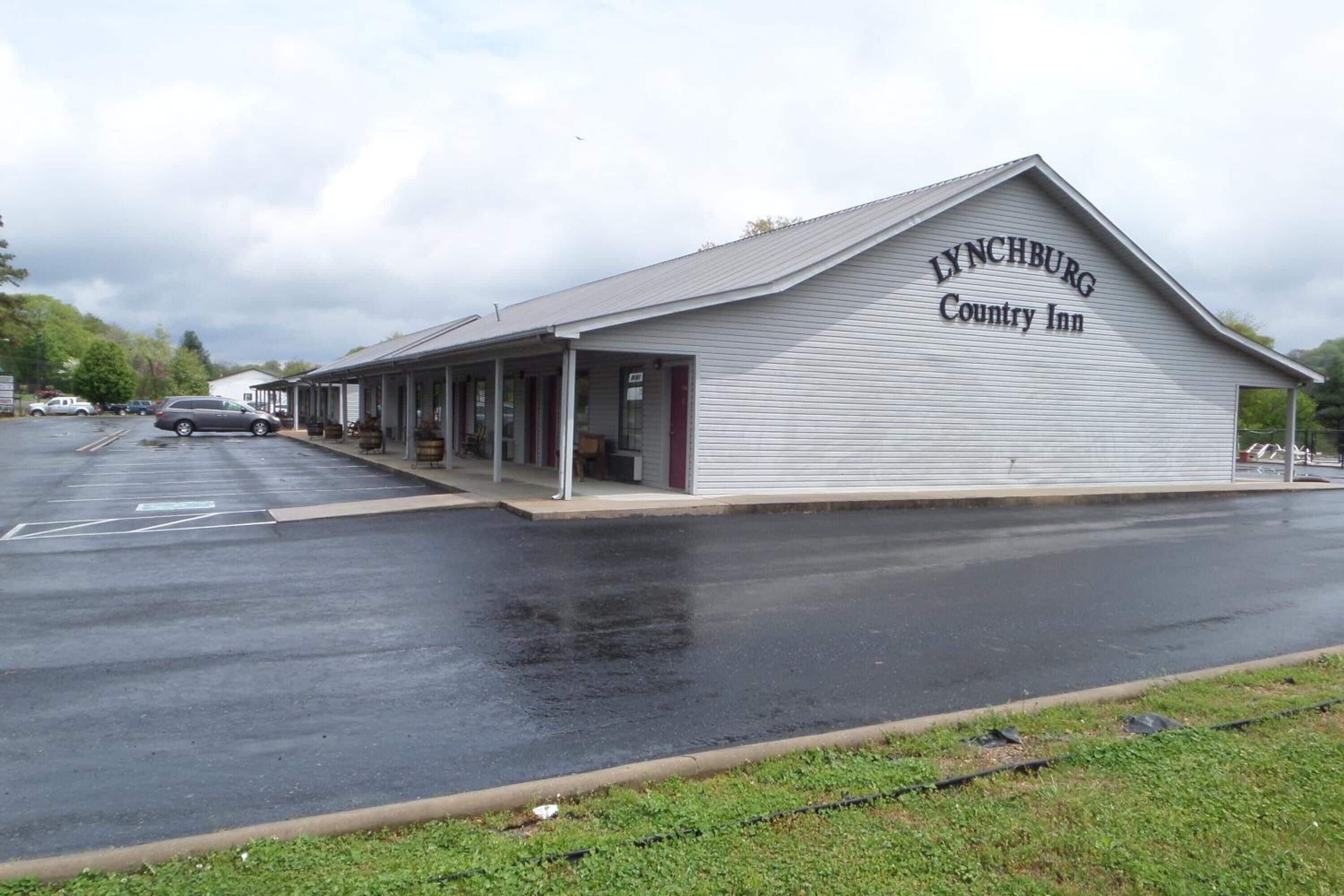A white building with the sign "LYNCHBURG Country Inn" on the front.