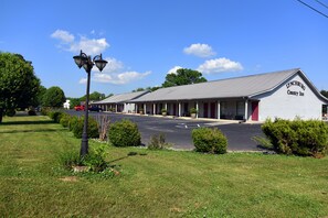 Free self-parking - Lynchburg Country Inn (Lynchburg)