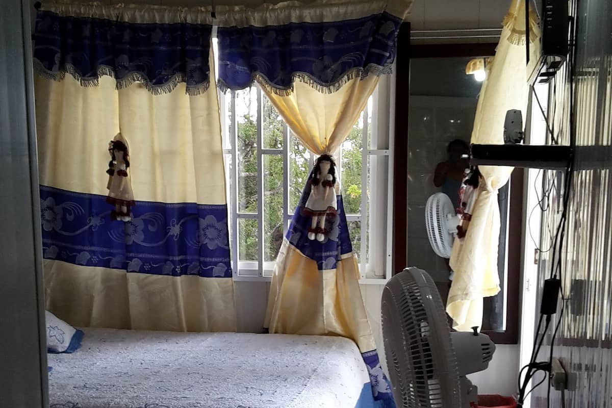 Habitación triple | Tabla de planchar con plancha, wifi gratis, ropa de cama