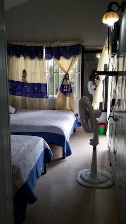 Tabla de planchar con plancha, wifi gratis y ropa de cama