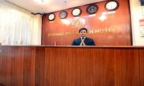 Reception - Douangpraseuth Hotel (Vientiane)