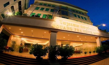 Front of property. Douangpraseuth Hotel