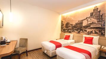 Een bureau, gratis wifi, beddengoed