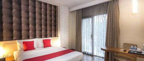 Escritorio, wifi gratis y ropa de cama