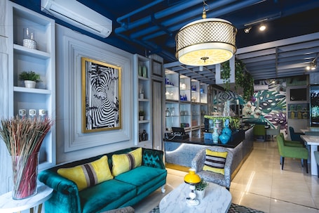 Breakfast, lunch and dinner served . Hotel Feodora Grogol