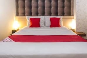 Desk, free WiFi, bed sheets - Hotel Feodora Grogol (Jakarta)