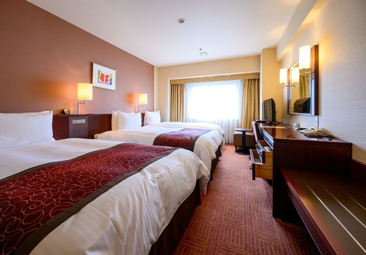 Skrivebord, blendingsgardiner, strykejern/-brett og wi-fi (inkludert)