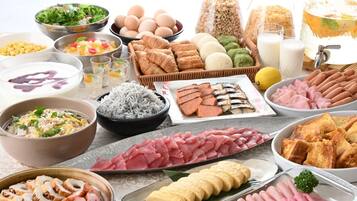 Petit déjeuner buffet (3000 JPY par personne)
