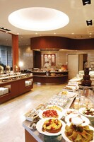 4 restaurantes; se sirve desayuno, almuerzo y cena; cocina francesa