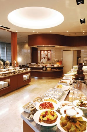 4 restaurantes, se sirven desayunos, comidas, cenas y cocina francesa