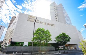 Un moderno edificio de hotel con un letrero llamativo que dice 'Newcastle Hotel'.