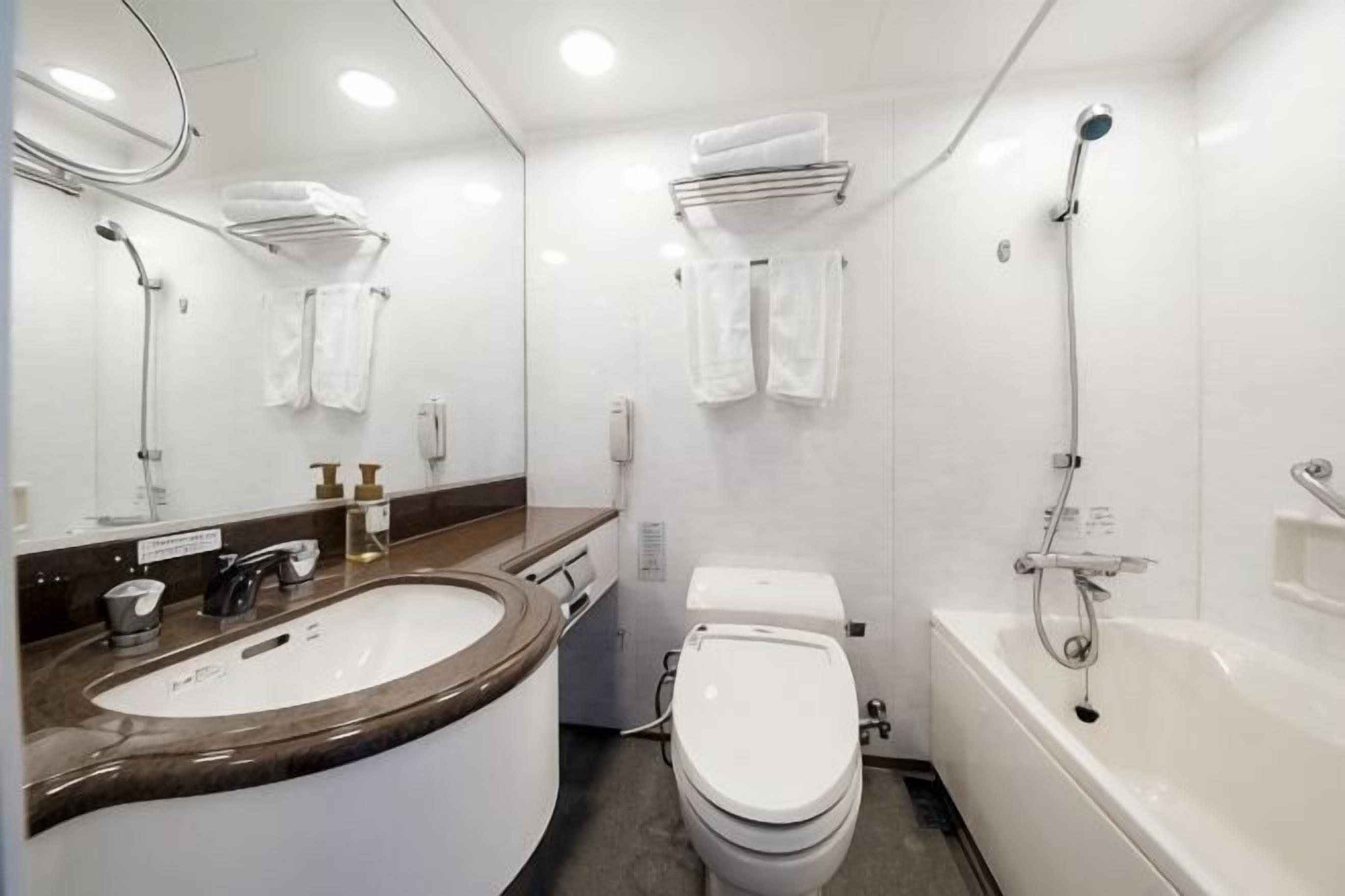 Bathroom | Combined shower/bathtub, deep-soaking bathtub, free toiletries