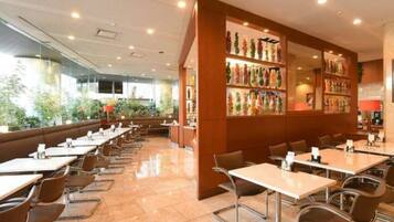 Petit déjeuner buffet (3000 JPY par personne)