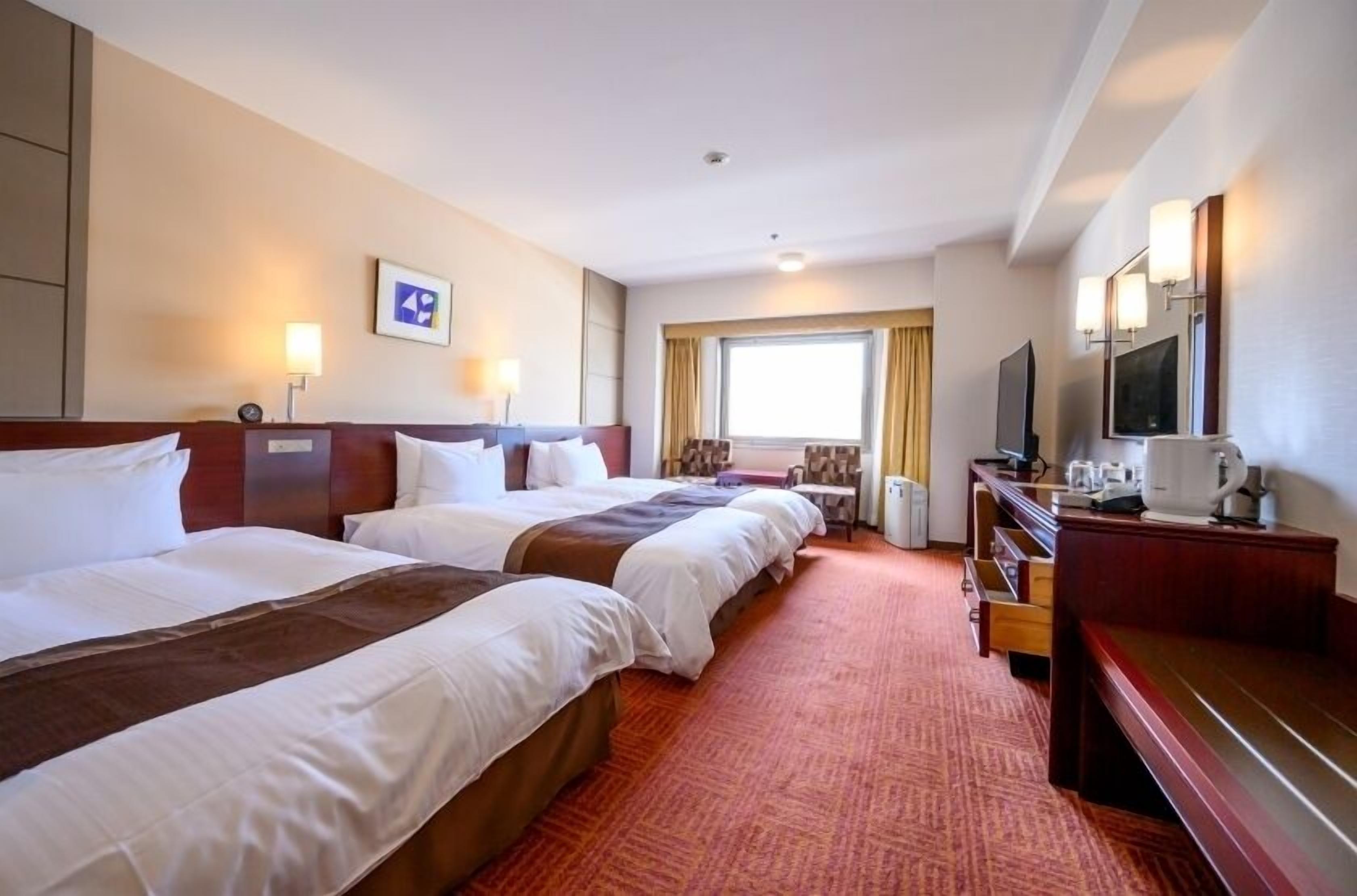 Escritorio, cortinas blackout y tabla de planchar con plancha 