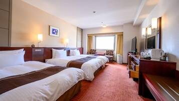 Escritorio, cortinas blackout y tabla de planchar con plancha