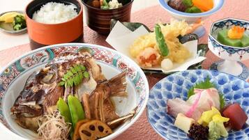 Diversos pratos japoneses, incluindo peixe, arroz e legumes, servidos em tigelas e pratos tradicionais.