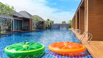 Piscina externa, espreguiçadeiras