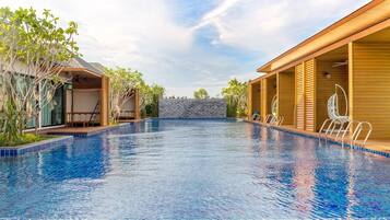 Piscina externa, espreguiçadeiras