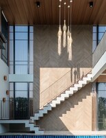 Una piscina al aire libre, sillones reclinables de piscina