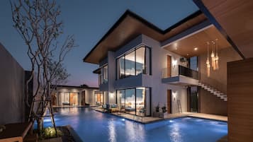 Piscine extérieure, chaises longues