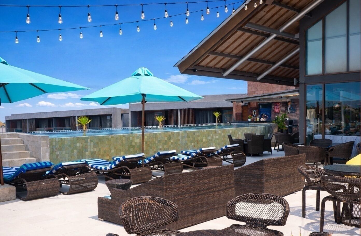 2 piscines extérieures, parasols de plage, chaises longues