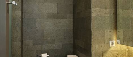 Un bagno moderno con toilette, lavabo e specchio.
