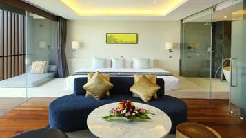 Ropa de cama de alta calidad y caja de seguridad en la habitación