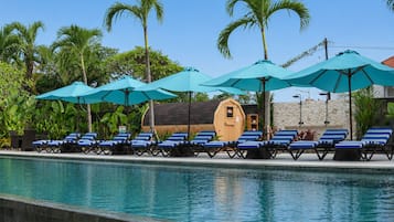 2 piscinas externas, funciona das 7h30 às 20h, guarda-sóis