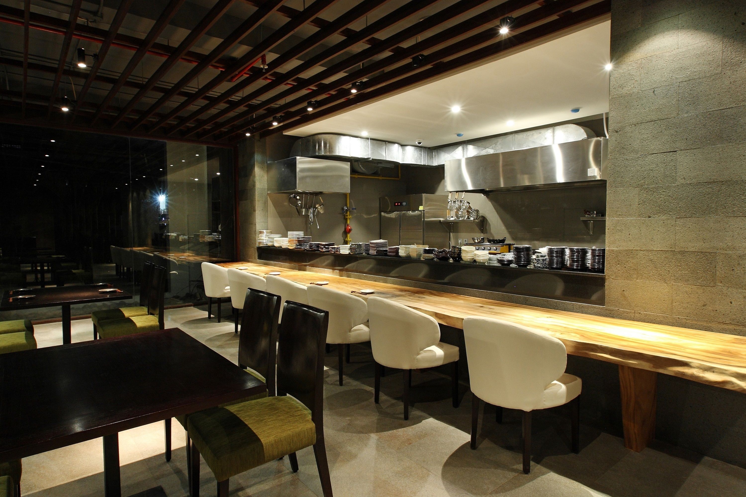 2 restaurants, breakfast, lunch, dinner served; international cuisine