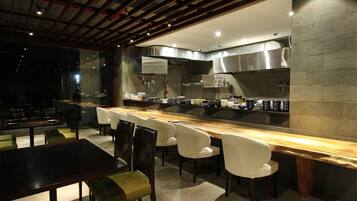2 restaurantes; se sirve desayuno, almuerzo y cena
