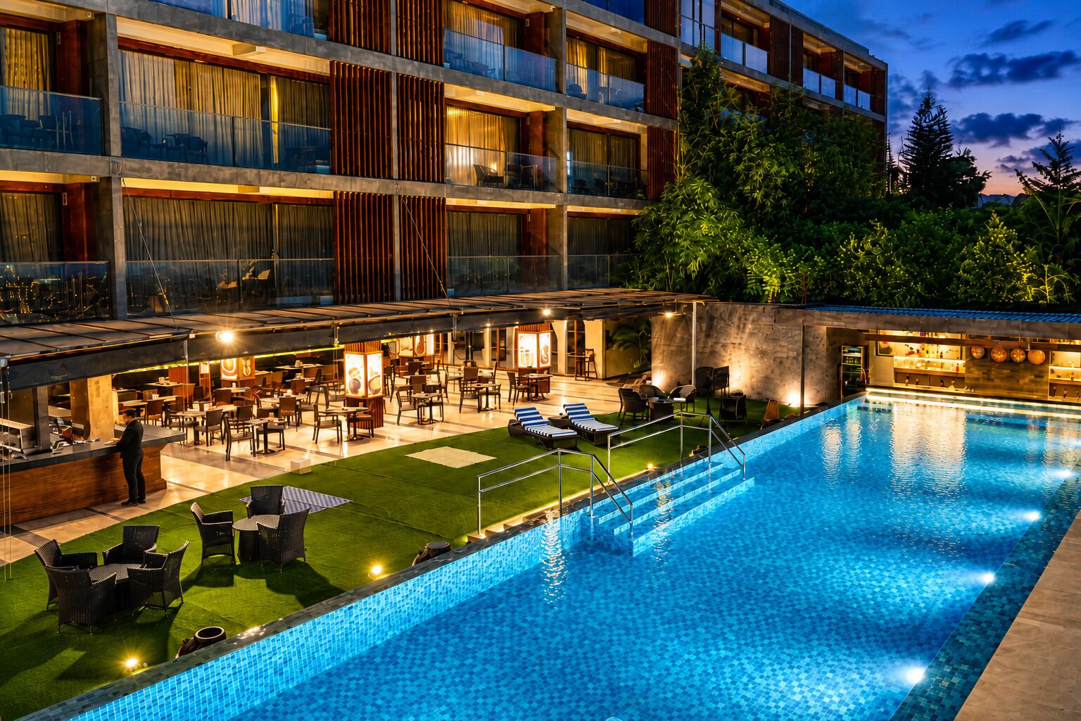 2 piscinas externas, funciona das 7h30 às 20h, guarda-sóis